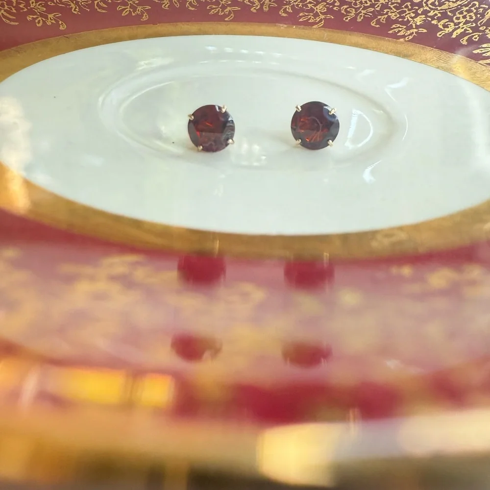 Elegant 10KT Gold and Garnet Stud Earrings - Picture 7 of 7